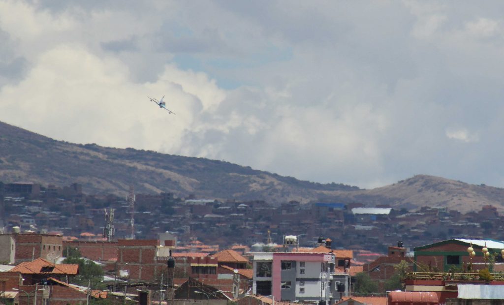 Avión caza sobrevuela Cochabamba